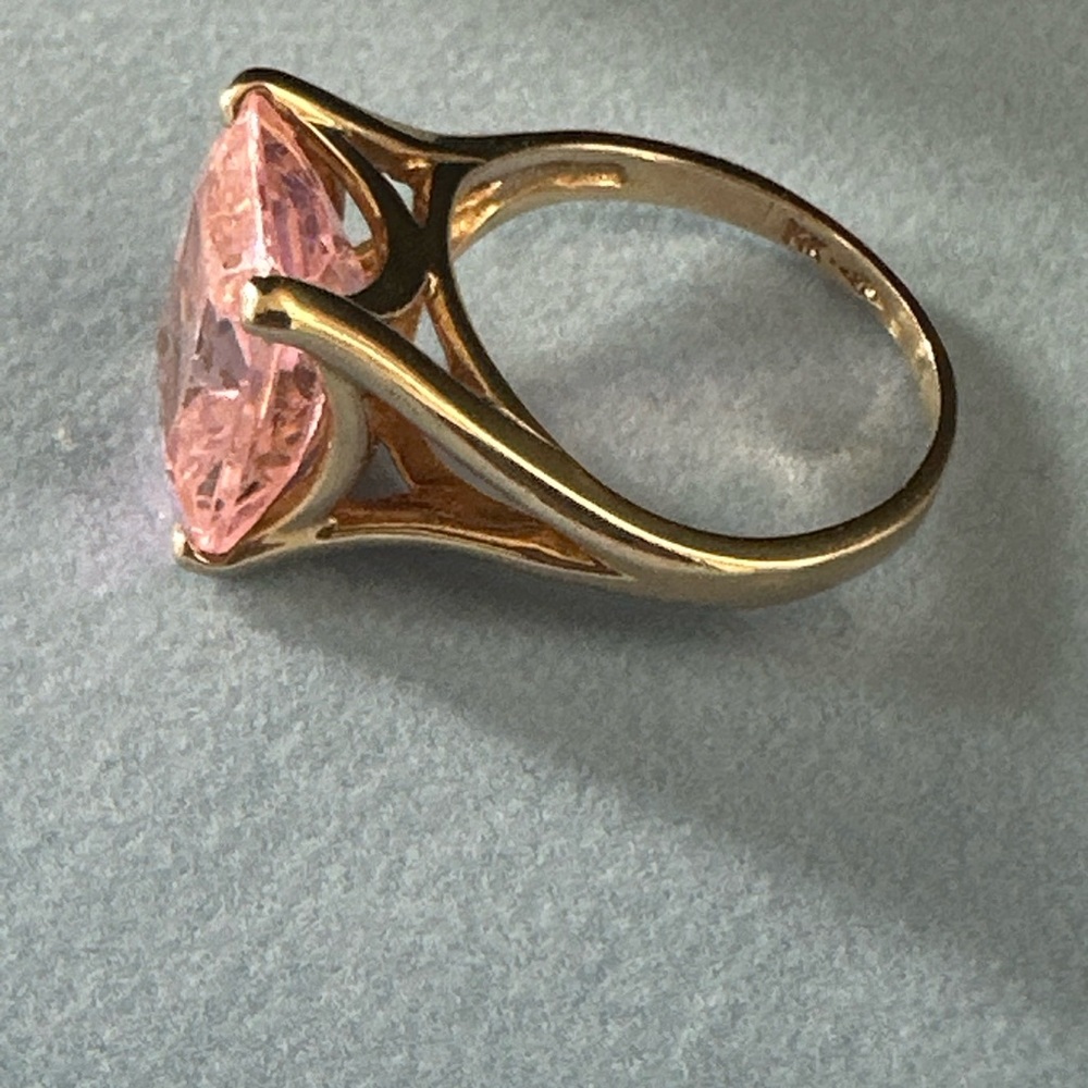Elegant Pink Gemstone Ring - Picture 4 of 14